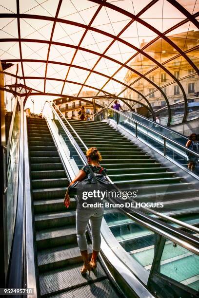 Sortie de métro en Dome de verre par JM Charpentier sur la Cour de Rome devant la Gare Saint-Lazare à Paris, France.