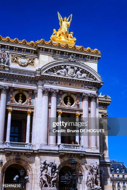 La façade de l'Opéra Garnier avec la sculpture 'La Poésie' de Charles Gumery, Paris, France.