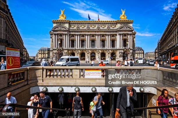 Opéra Garnier et la sortie du métro à Paris, France.