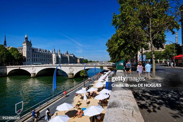 Les parasols de Paris Plages 2015, la Conciergerie et la Tour de l'Horloge, Place du Châtelet à Paris, France.