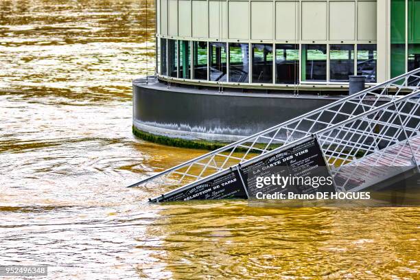 Passerelle d'accès à un bateau-restaurant immergée lor de la crue de la Seine à 6,10 mètres le 3 Juin 2016 à Paris, France.