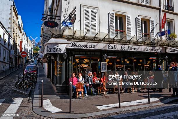 Bistrot rue des Abbesses, le Moulin de la Galette à Montmartre, Paris, France.