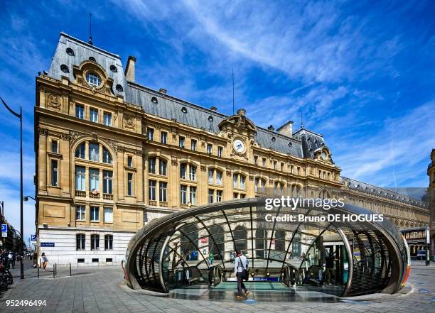 Sortie de métro en Dome de verre par l'architecte Jean-Marie Charpentier sur la Cour de Rome devant la Gare Saint-Lazare à Paris, France.