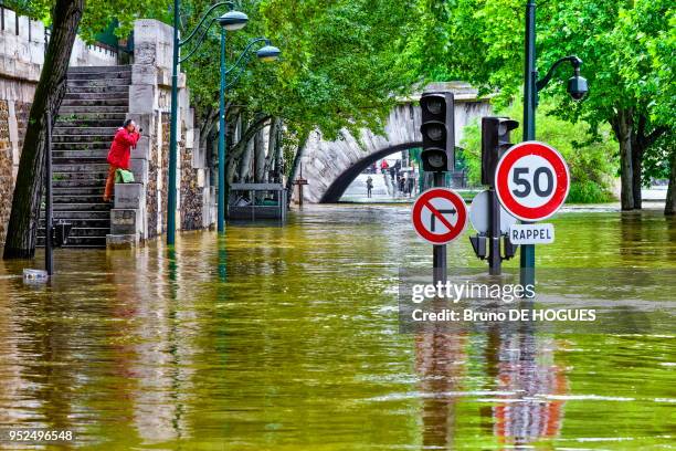 Panneaux de signalisation immergés sur la voie G. POmpidou près du Pont Marie lors de la crue de la Seine à 6,10 mètres le 4 Juin 2016 à Paris,...