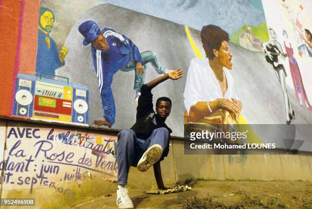 Jeune immigré qui danse du hip hop dans une cité d'Aulnay-sous-Bois en avril 1988, France.