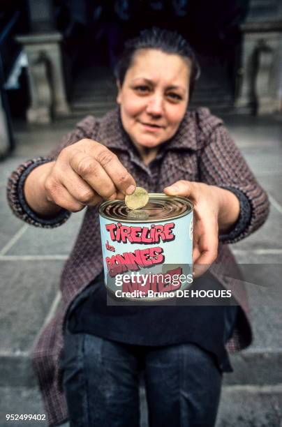 S'est retrouvée à la rue après avoir perdu son emploi puis son logement. Elle fait la manche en gardant le sourire, dans l'espoir de s'en sortir. 'M'...