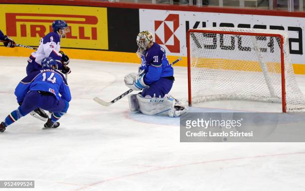 Brett Perlini of Great Britain scores the fourth and winning British goal among Jan Pavlu of Italy and goalie Marco De Filippo Roia of Italy during...
