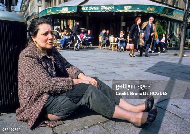 S'est retrouvée à la rue après avoir perdu son emploi puis son logement. Elle fait la manche dans l'espoir de s'en sortir et vit dans une rue du 6e...