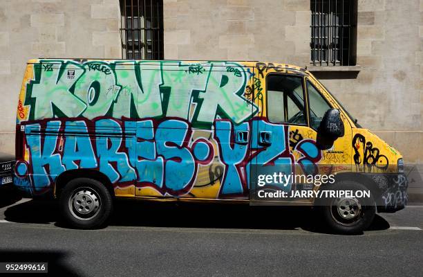 Paris 10ème arrondissement, street art sur une camionnette//France, Paris 10th arrondissement, street art on a van.