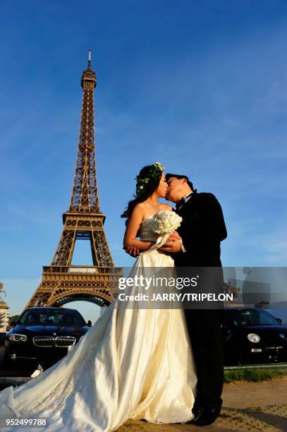 Paris 7 et 16ème arrondissement, Tour Eiffel depuis les Jardins du Trocadéro, mariage de touristes chinois//France, Paris 7 and 16th arrondissement,...