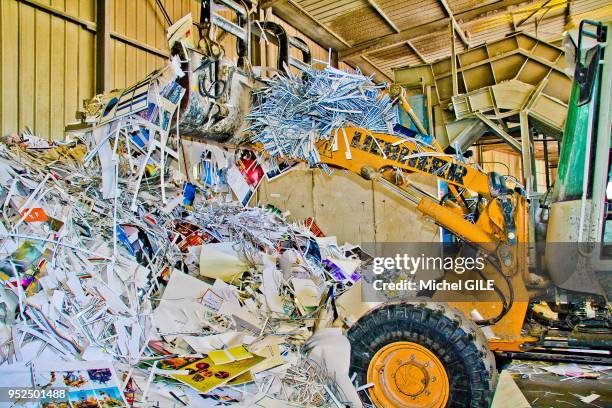 Entreprise rassemblant de vieux papiers pour être recycler, 5 mars 2015, France.