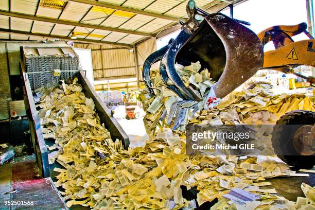 Entreprise rassemblant de vieux papiers pour être recycler, 5 mars 2015, France.