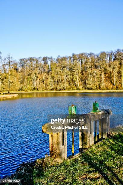 Bonde pour fermer l'eau d'un étang, Sarthe, France.