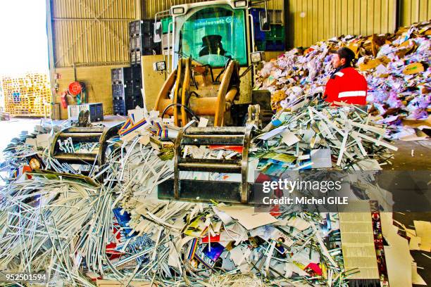 Entreprise rassemblant de vieux papiers pour être recycler, 5 mars 2015, France.