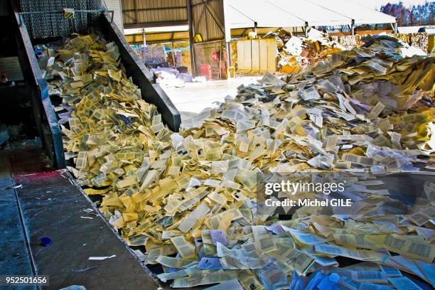 Entreprise rassemblant de vieux papiers pour être recycler, 5 mars 2015, France.