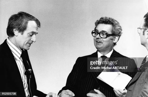 Georges de Caunes et Pierre Sabbagh lors de l'inauguration de la chaîne de télévision TF1 le 6 janvier 1975 à Paris, France.