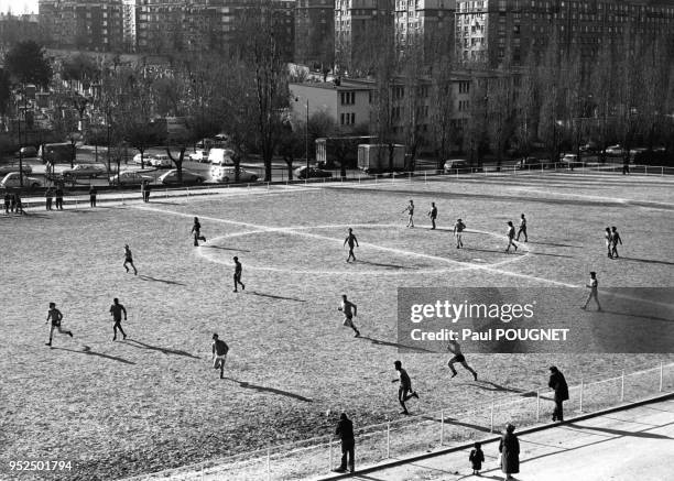 Vue d'ensemble d'un terrain de football pour jeunes circa 1970 en France.