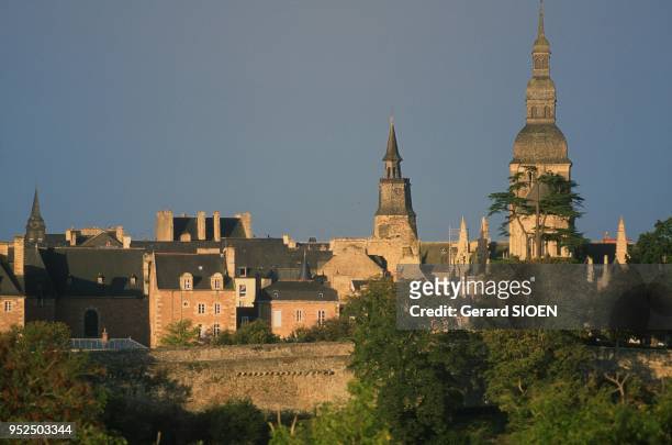 Cotes d Armor Bretagne, Dinan, la basilique Saint Sauveur, un monument historique de style roman et gothique et a gauche la tour de l horloge,...