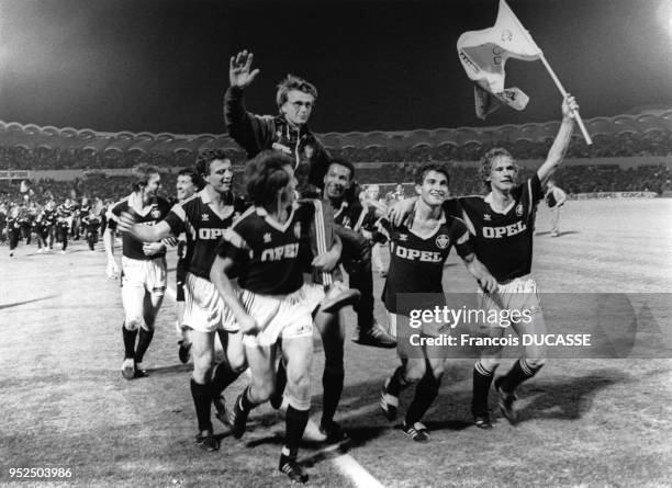 Victoire des Girondins de Bordeaux contre Marseille au Championnat de France 87 : Aimé Jacquet porté en triomphe par Léonard Specht, Philippe...