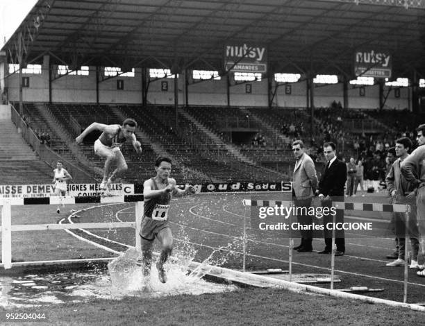 Course d'obstacles "steeple" lors des Championnats de France interclubs d'athlétisme en 1965 en France.