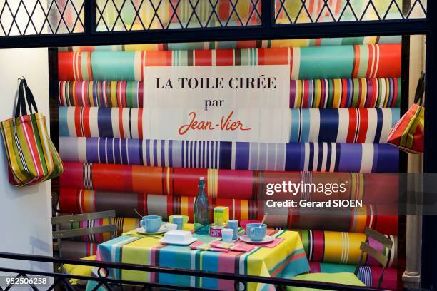 France, Pyrénées-Atlantiques , Pays Basque, Labourd, Bayonne, rue commercante de la vieille ville, vitrine d'une boutique de tissu, toile cirée de...