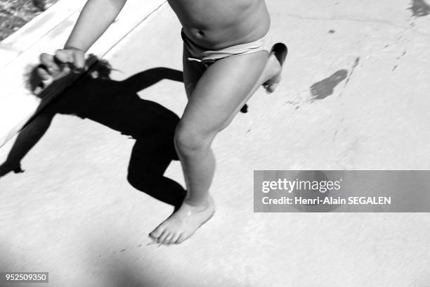 Enfant courant sur le bord d une piscine Children Game.