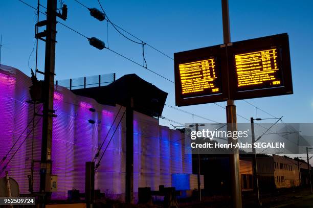 Eclairage par led du centre de traitement de l?air du tunnel A86 à Nogent-sur-Marne , vu du quai de la station de RER. L'objectif de l'éclairage...