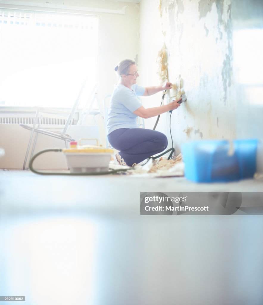 Steaming off the old wallpaper