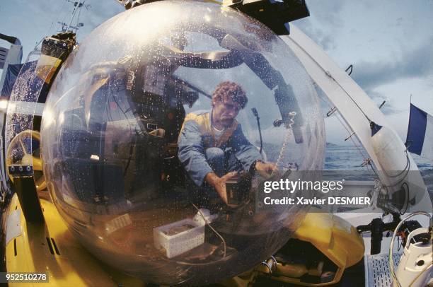 Ivan, called « Popof » with his checking list. « Popof », dans le sous-marin effectuant la check-list avant toute plongée.