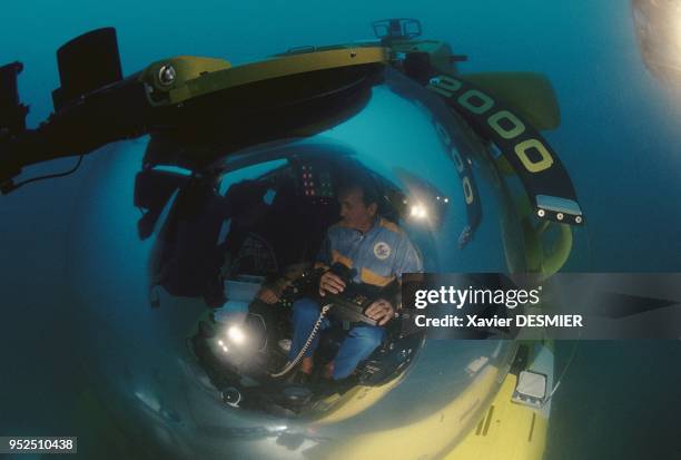 Luc Long, arch?ologue et chef de la mission, avec H.-G. Delauze dans le sous-marin r?mora 2000.