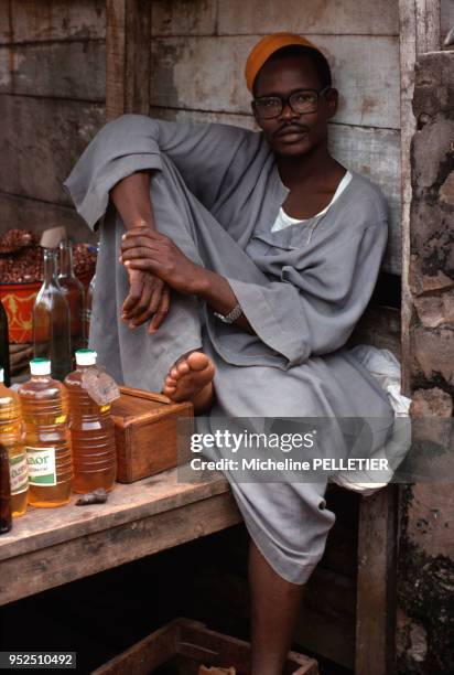 Un commerçant pendant le marché à Brazzaville, septembre 1976, Congo.