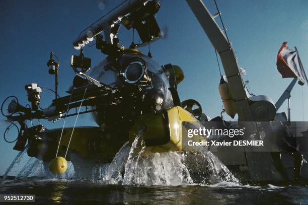 Recuperation of the submarine by the Minibex ship. La récupération du sous-marin par le navire de surface Minibex.