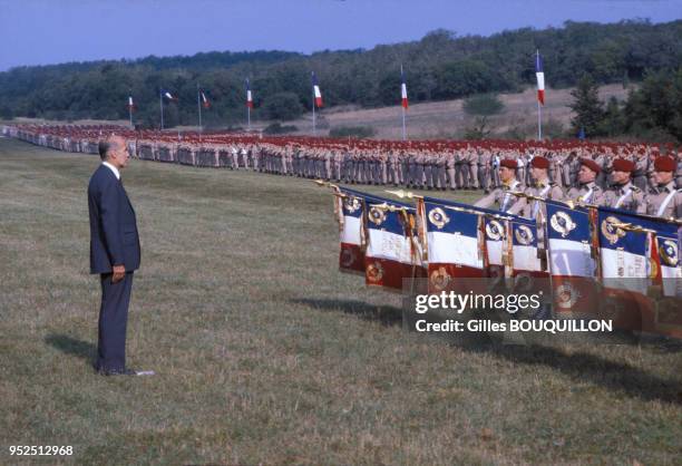 Valéry Giscard d'Estaing passe en revue un régiment de parachutistes au camp de Caylus en septembre 1980, France.