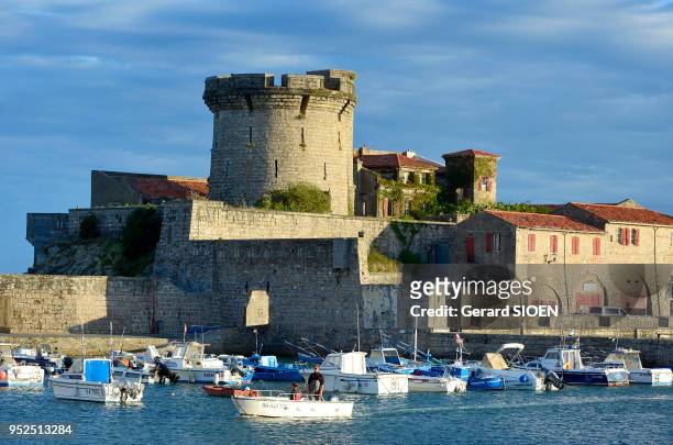France, Pyrénées-Atlantiques , Pays Basque, Labourd, Ciboure, fort de Socoa et son port de plaisance.