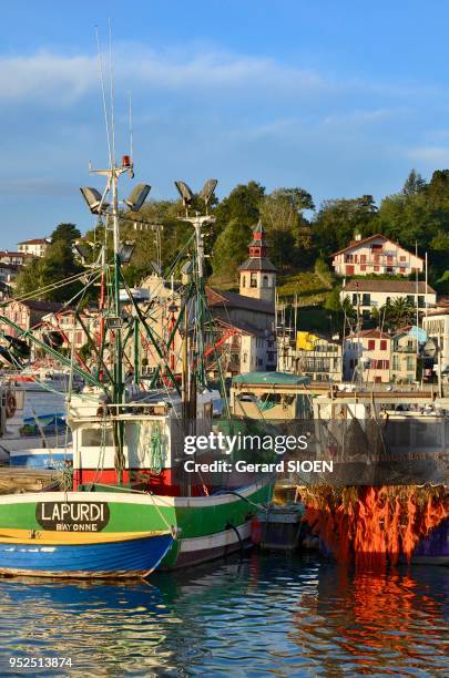 France, Pyrénées-Atlantiques , Pays Basque, Labourd, village de Ciboure, bateaux de peche du port de Saint-Jean-de-Luz au premier plan.