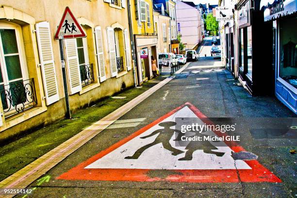 Signalisation au sol d'une rue 'attention ecole', Le Mans, Sarthe, France.