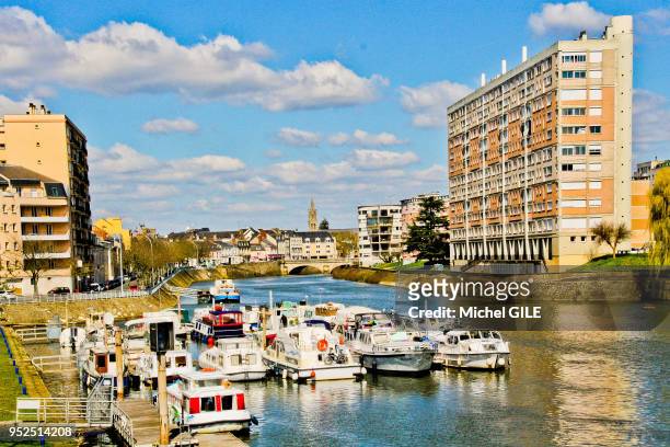 La riviere la Sarthe et port de plaisance, en arrière plan immeubles HLM, Le Mans, France.