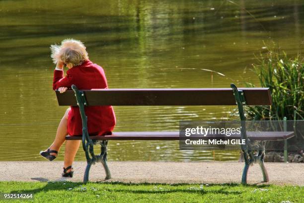 Femme seule sur un banc, solitude, 5 avril 2016, Le Mans, France.