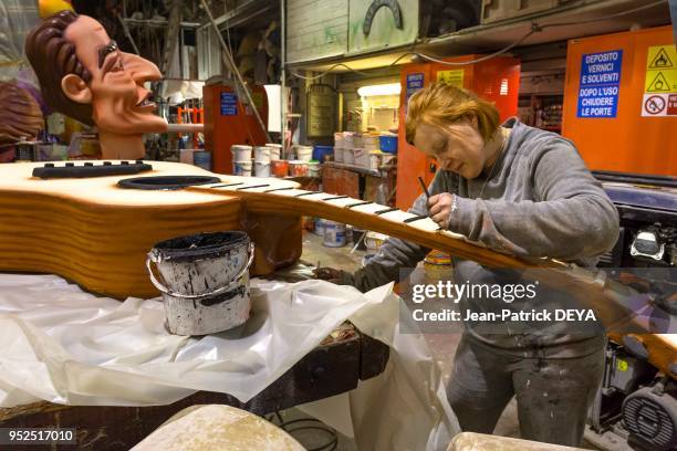 Peinture d'une guitare génate et personnage représentant Nicolas Sarkosy dans l'atelier de la famille de carnavaliers 'Povigna' le 7 février 2015 à...