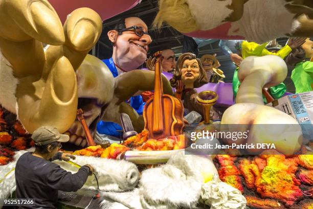 Personnages représentant François Hollande et Valérie Trierweiler dans l'atelier de la famille de carnavaliers 'Povigna' le 7 février 2015 à Nice,...