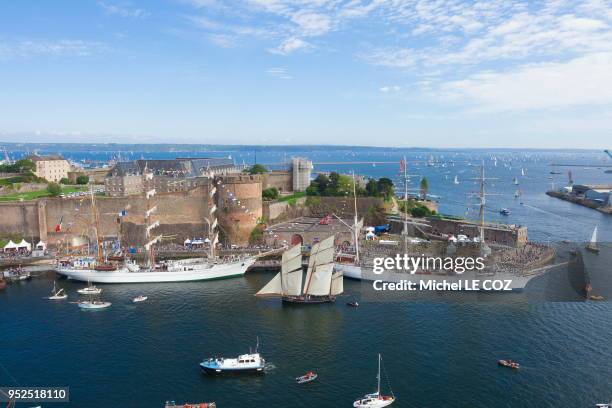 Les tonnerres de Brest, fete maritime,les bateaux a quai,le bateau ecole Cuauhtémoc trois mats barque de la marine mexicaine et le Staatsraad...