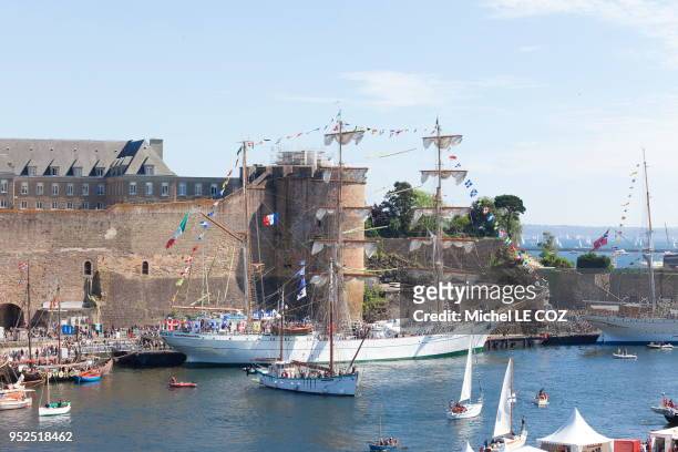Les tonnerres de Brest, fete maritime,les bateaux a quai,le bateau ecole Cuauhtémoc trois mats barque de la marine mexicaine devant le chateau de...