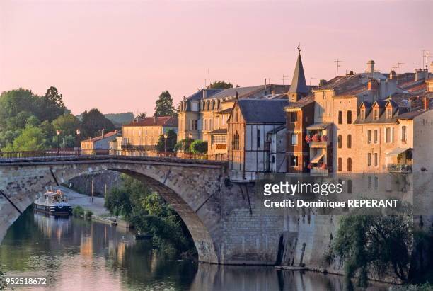 Villeneuve-sur-Lot est une bastide fondee en 1264 par Alphonse de Poitiers, detail du pont Vieux sur le Lot et de sa grande arche construite en 1643,...