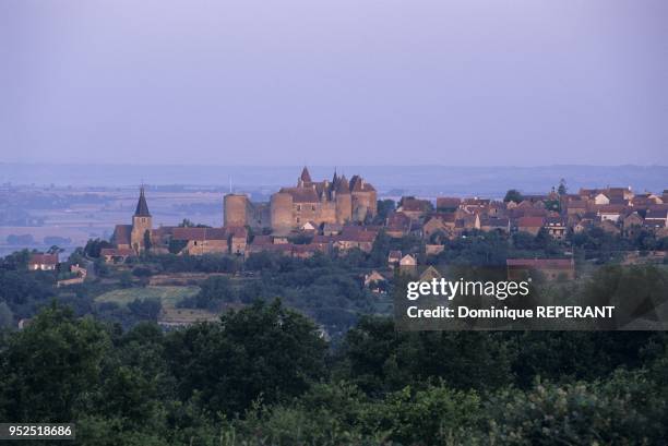 Le village perche de Chateauneuf domine la vallee de la Vandenesse et le canal de Bourgogne, sur son eperon la forteresse medievale surveille les...