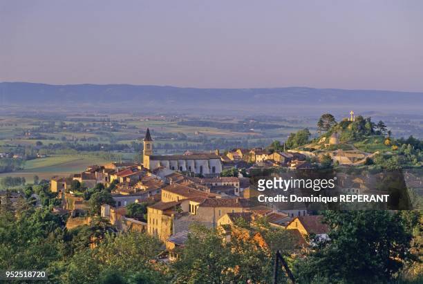 Le village medieval de Lautrec domine la plaine du Castrais, a droite le calvaire de la Salette et dessous, moulin a vent du XVIIe siecle restaure,...