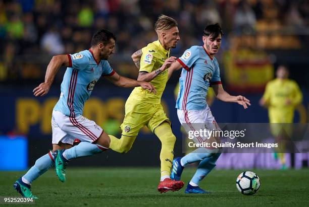 Samuel Castillejo of Villarreal competes for the ball with Jonny and Jozabed Sanchez Ruiz of Celta de Vigo during the La Liga match between...