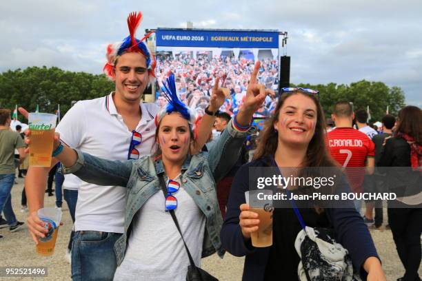 Supporters lors de la retransmission du match de football France-Roumanie sur écran géant le 10 juin 2016 dans la Fan Zone de l?Euro 2016, Bordeaux,...