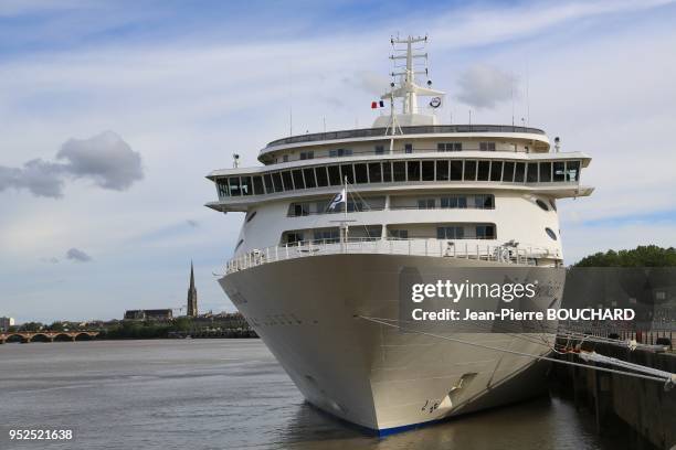 Le bateau de croisière 'The Word' sur la Garonne amarré au quai des Chartrons le 11 mai 2016 à Bordeaux, France.