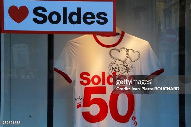 Soldes et réduction de prix sur une vitrine de vêtement, 9 janvier 2016, Bordeaux, France.