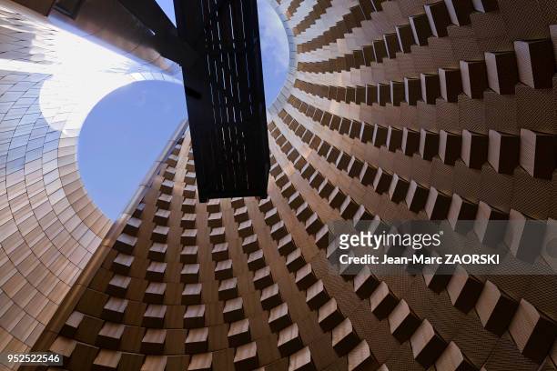 Détail de l'architecture du cône volcanique du parc Vulcania, conçu par l'architecte autrichien Hans Hollein, parc à thème scientifique unique en son...